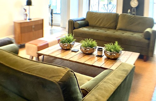 Cheltenham Apartment | The Queens Apt stylish + Free Parking. Hop Skip & Jump to Restaurants