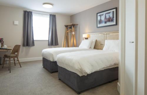 Motherwell Hotel | The Raven’s Cliff Lodge by Marston's Inns