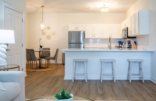 Oxford House | The Rebel Roze, 2BR Stay by Velvet Ditch Villas