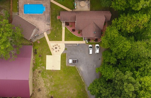 Cooperstown House | THE RED DOOR LODGE IInHUGE-Sleep 20 Heated PoolnNear Dreams Park & Ommegang brew