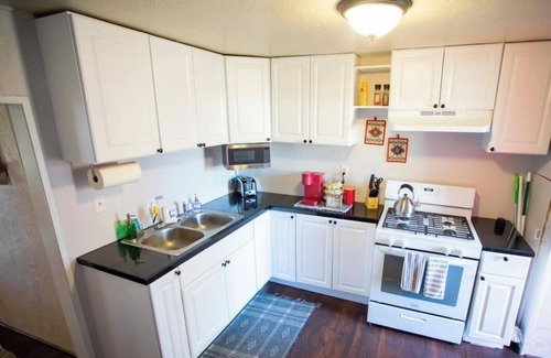 Williams House | The Red Door Wanderer’s Nest - A Historical 1920's Downtown Gem - Pet Friendly