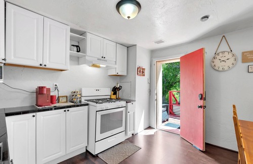 Williams House | The Red Door Wanderer’s Nest - A Historical 1920's Downtown Gem - Pet Friendly