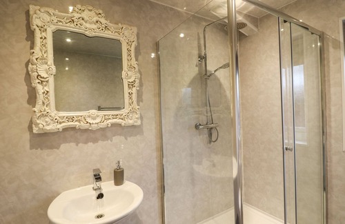 Saint Asaph Cottage | THE RED, pet friendly, with hot tub in St Asaph