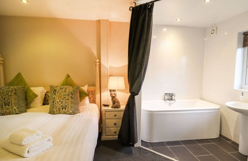 Saint Asaph Cottage | THE RED, pet friendly, with hot tub in St Asaph