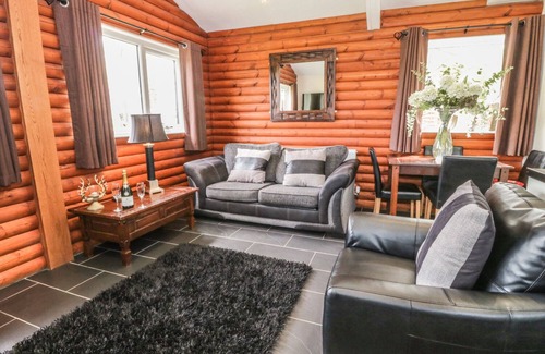 Saint Asaph Cottage | THE RED, pet friendly, with hot tub in St Asaph