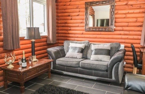 Saint Asaph Cottage | THE RED, pet friendly, with hot tub in St Asaph