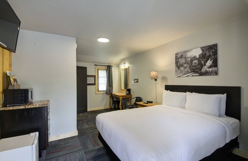 Hill City Hotel | The Relaxing Creekside