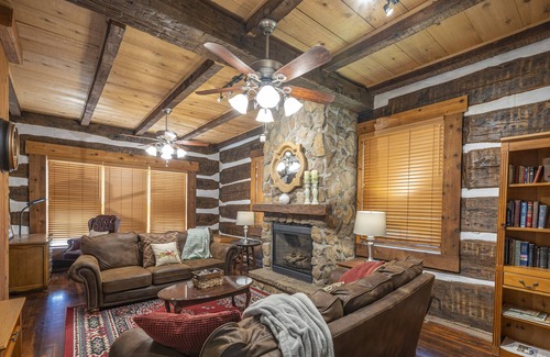 Winesburg House | The remarkably preserved and spacious Chestnut Log House was built in 1829.
