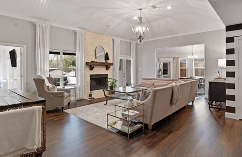South Arlington House | THE Residence at Seven6 w/Pool+