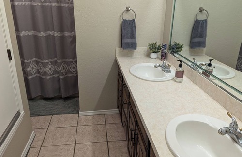 Hobbs House | The Rest of The West! 💤nBeautiful, Large home w/pool table Nice Neighborhood!