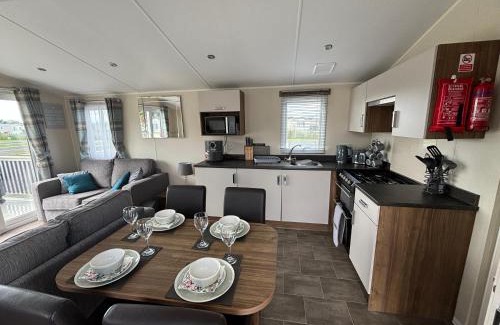 Chapel Saint Leonards Apartment | The Retreat 30, pet friendly & WiFi - Golden Palm Resort - Meadow Lakes Caravan & Lodge Hire