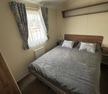 Chapel Saint Leonards Apartment | The Retreat 30, pet friendly & WiFi - Golden Palm Resort - Meadow Lakes Caravan & Lodge Hire