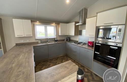Chapel Saint Leonards House | The Retreat 1 - Hot tub Lodge, pet friendly, WiFi & bed linen- Golden Palm Resort - Meadow Lakes Caravan & Lodge Hire