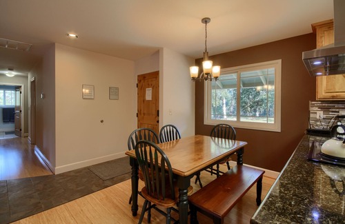 Mariposa House | The Retreat@Lakeside Hot Tub/Views/Carbon Neutral/Fast WiFi Near Yosemite!
