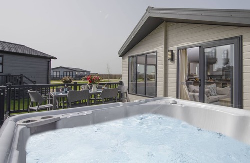 Truro Cabin | The Retreat, Newperran Heights - a lodge that sleeps 6 guests in 3 bedrooms