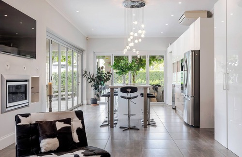 North Adelaide House | The Retreat - Private Estate, Pool & Tennis Court