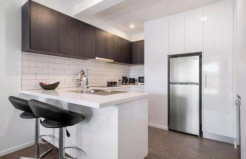 Warrane Apartment | "The Retreat" with car park 10 min to CBD/Airport.