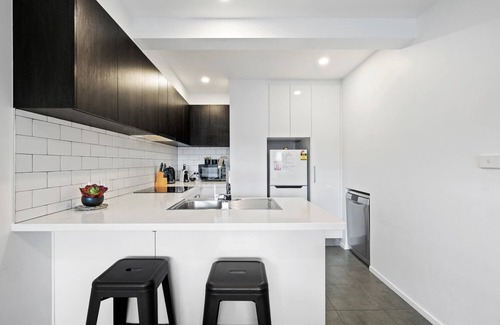 Warrane Apartment | "The Retreat" with car park 10 min to CBD/Airport.