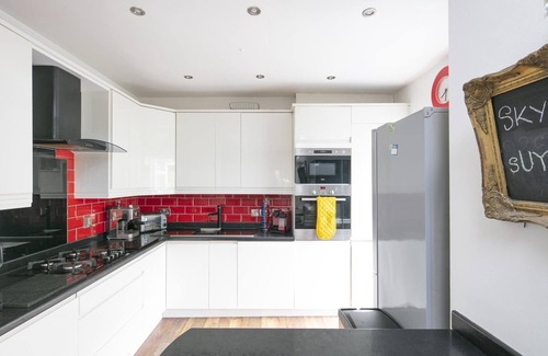 Smethwick House | The reunion Pad with a Hot Tub Bar EV Charger & Karaoke Machine in Birmingham