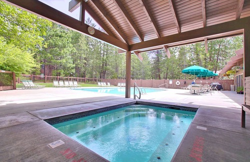 Sunriver Condo | The Ridge at Sunriver - Condo #14 - Access provided to onsite seasonal swimming pool & tennis facilities, year-round hot tub plus 4 bikes
