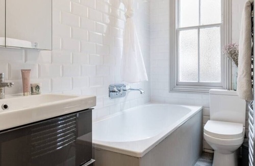 Harlesden Condo | The Ridley- Garden 2 bed with dedicated work space
