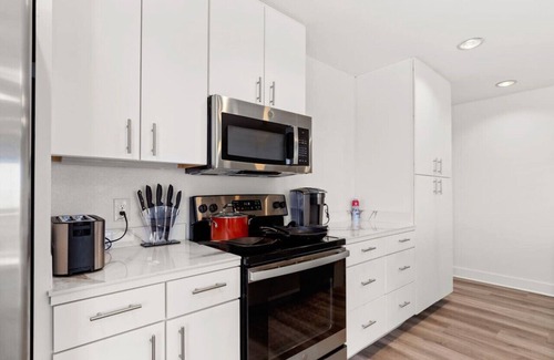 Wetmore Apartment | The Rim/Six Flags - King Bed, Skyline View, Family