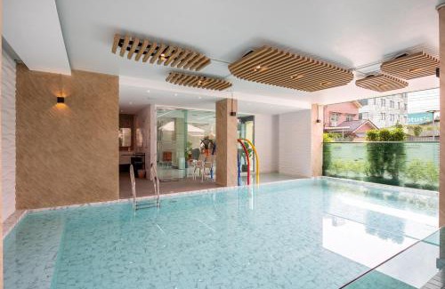 Bang Phlat Hotel | The Riski Hotel at Bangphlat Station SHA
