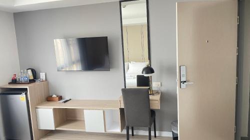 Bang Phlat Hotel | The Riski Hotel at Bangphlat Station SHA