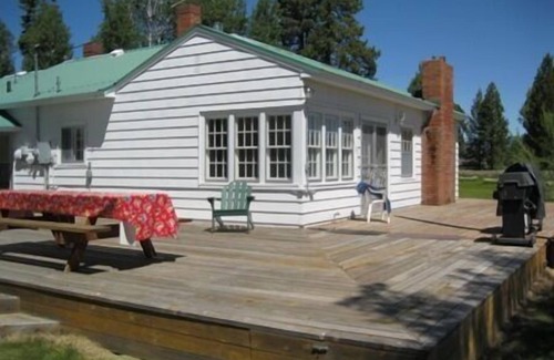 Fort Klamath House | The Riverhouse 4 miles from Crater Lake Park south entrance