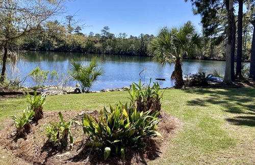 Savannah House | The Robin House, Newly Furnished Lake Retreat Near Tybee Island & Savannah