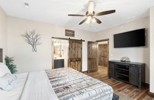 Hollister House | The Rock at Branson Cove - 5 BDR on Table Rock