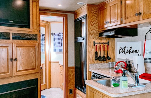 Lydia House | The Roost - LQ Horse Trailer - Farm Stay Petting Zoo Experience -5 mins off I-95