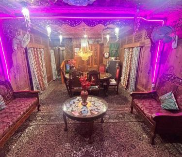 Dal Lake Hotel | The Royal hareem group of houseboats