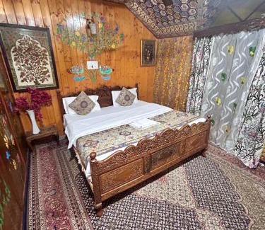 Dal Lake Hotel | The Royal hareem group of houseboats