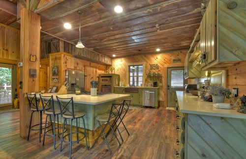 Blue Ridge Cabin | The Rustic Retreat - Beautiful Backyard with Fire Pit & Creek