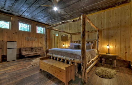 Blue Ridge Cabin | The Rustic Retreat - Beautiful Backyard with Fire Pit & Creek