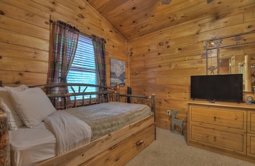 Blue Ridge Cabin | The Rustic Retreat - Beautiful Backyard with Fire Pit & Creek
