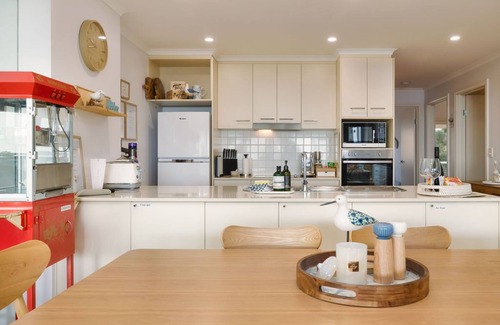 Encounter Bay Apartment | The Salty Seagull - ocean view luxe by the beach! 3BR 2B + so many extras.