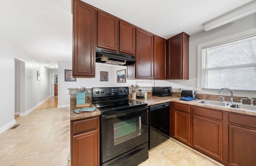Southeast Raleigh House | The Sanctuary Downtown >5mi to Downtown & Union Park
