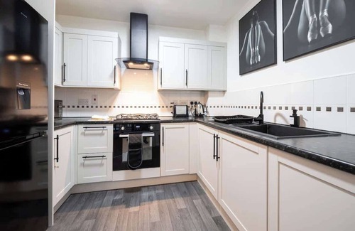 Broadheath Apartment | The SandyCroft Free Parking & Close To Airport