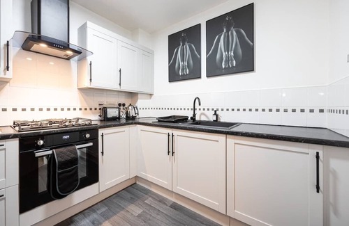 Broadheath Apartment | The SandyCroft Free Parking & Close To Airport