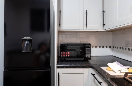 Broadheath Apartment | The SandyCroft Free Parking & Close To Airport