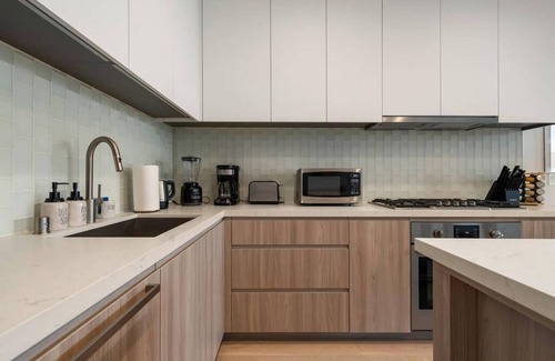 Pico Apartment | The Sapphire Nest Luxe 2BR with Ocean-View Rooftop Heated Pool, Gym & Fire Pit