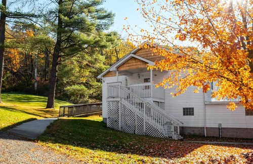 Farmington Hotel | The Sara Cochran | Jacuzzi Tub Historic Inn Room