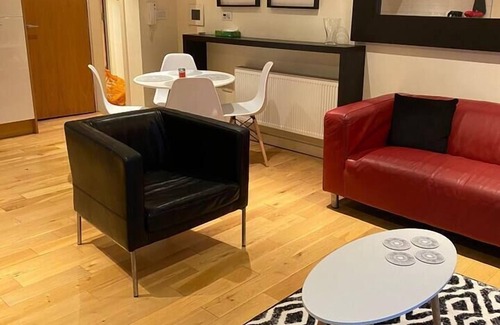 Hull Old Town Apartment | The Sawmill Glossy Sleek Peaceful City Centre red