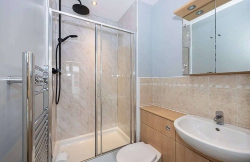 Wythenshawe Apartment | The Sharston- Free Parking - Close To Airport