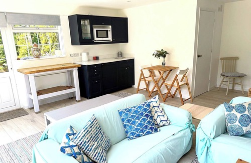 Hunston Apartment | The Shed at The White House is a dog friendly annexe, nestled in the picturesque village of Hunston.