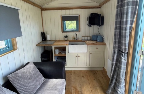 Tan-y-groes Cabin | The Shepherds Hut Glyncoch, Llangrannog