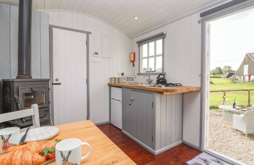 Nettleton Cottage | THE SHEPHERDS HUT, romantic, with a garden in Nettleton