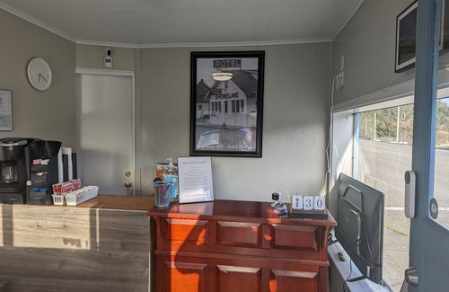 Port Orford Apartment | The Shoreline Inn & Suites - Oceanview - across from ocean, beach, & Battle Rock